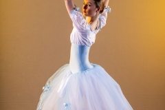 Ballerina di danza classica in posa sulle punte durante uno shooting in studio